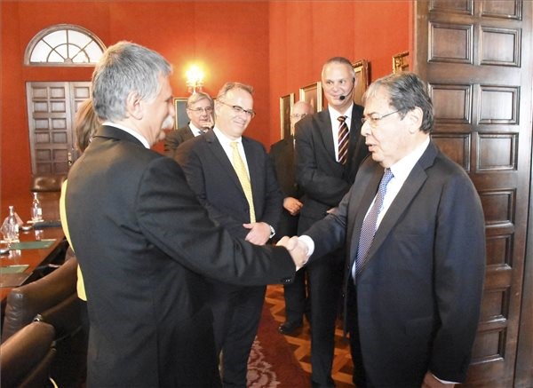 Bogotá, 2018. november 7. Carlos Holmes Trujillo kolumbiai külügyminiszter (j) fogadja Kövér Lászlót, az Országgyűlés elnökét Bogotában 2018. november 6-án. MTI/Az Országgyűlés Sajtóirodája